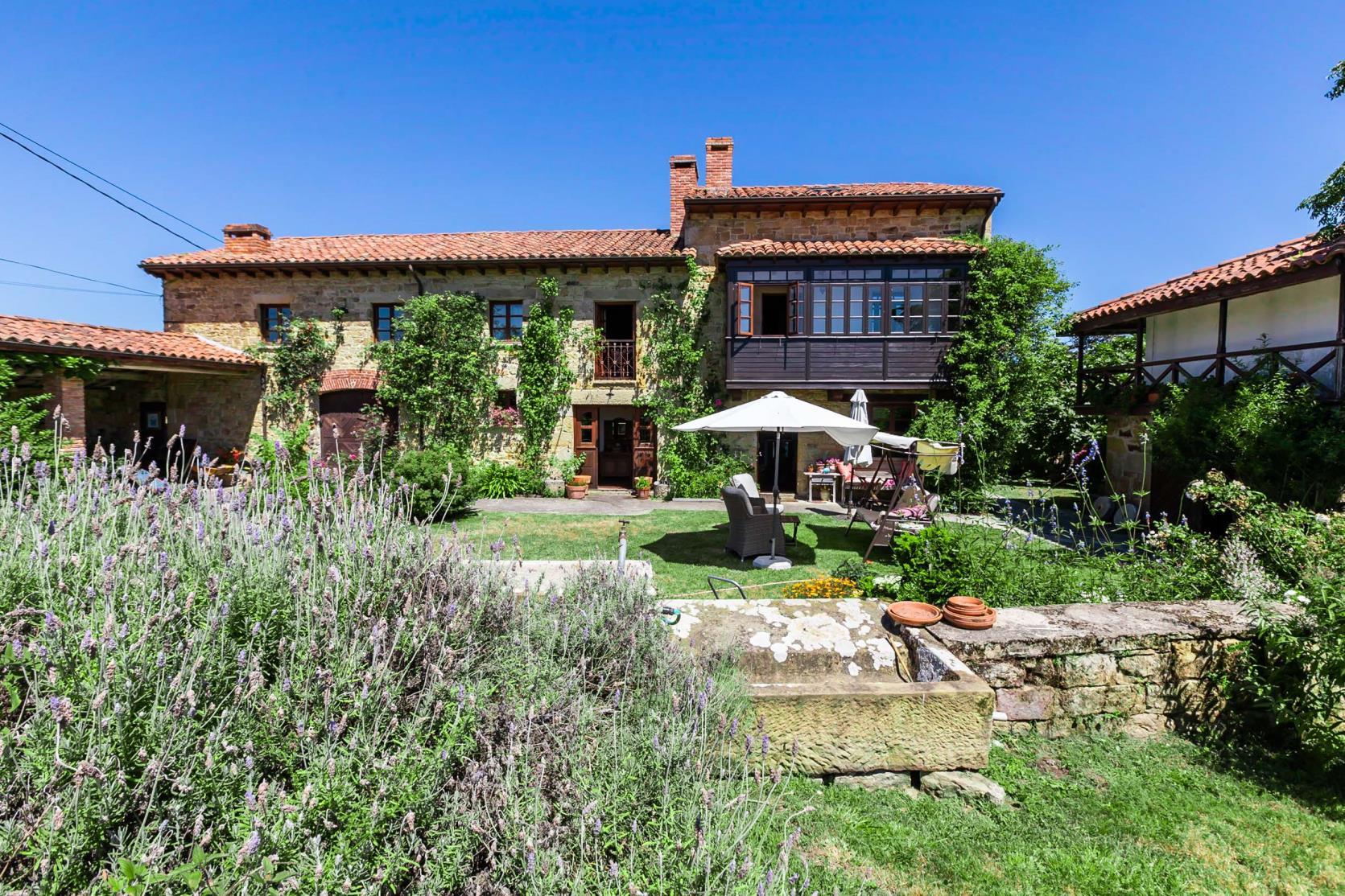 Casa con jardín comercializada por Tessier y Santamaría en Asturias
