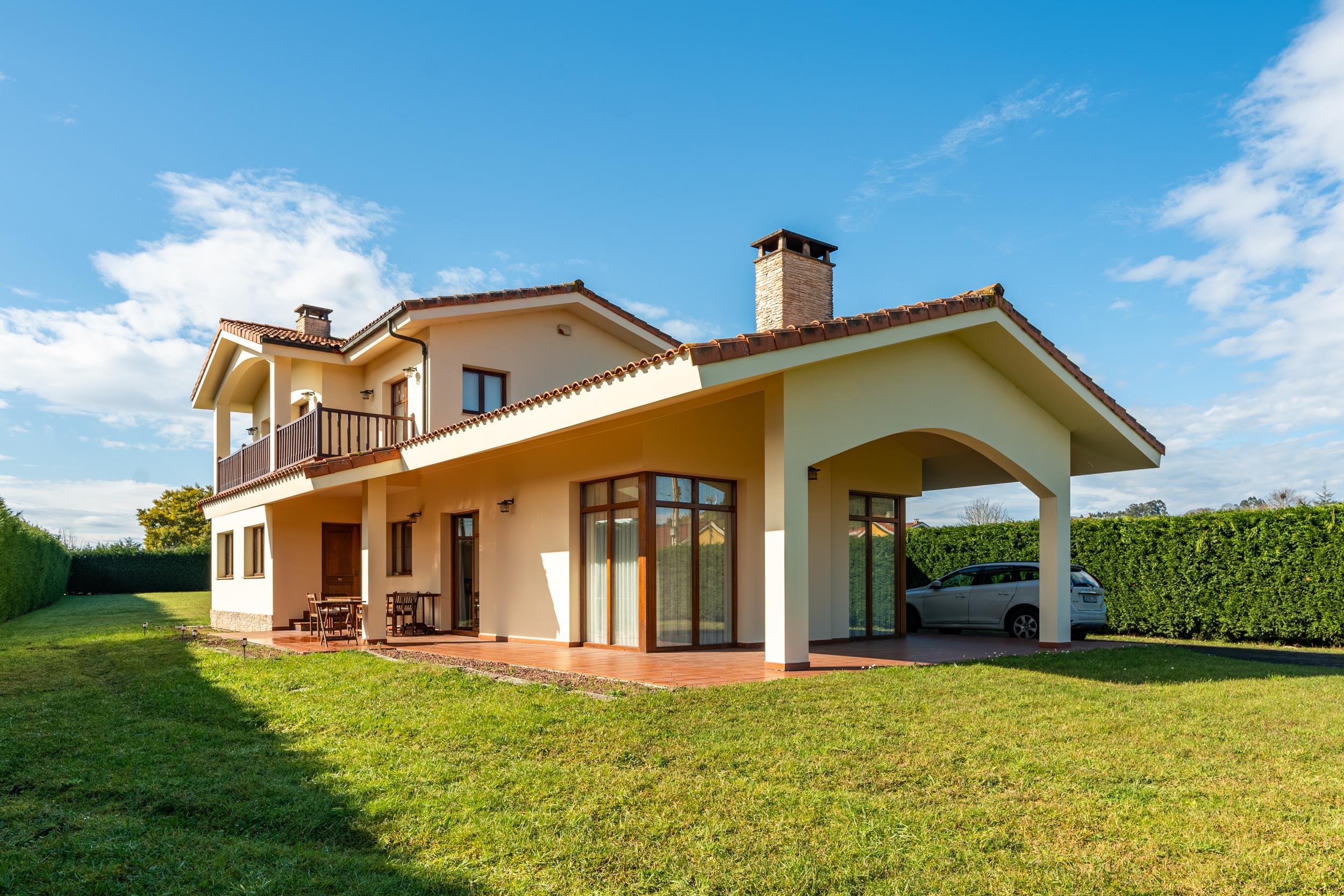 Fotografía profesional de una vivienda con jardín comercializada por Tessier y Santamaría en Asturias