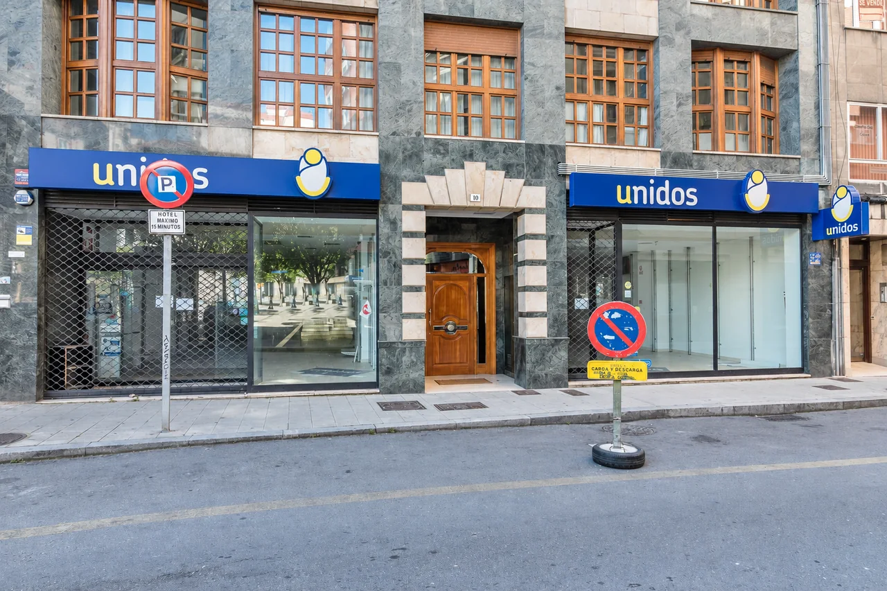 Fachada del local de Unidos vendido en Plaza Seis de Agosto, centro de Gijón