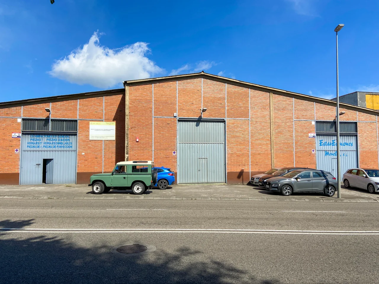 Nave de ladrillo naranja alquilada en Tremañes, Gijón