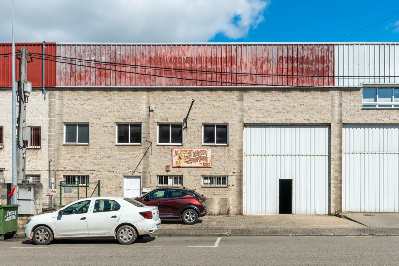 Fachada de la nave industrial vendida en Polígono Las Peñas, Siero