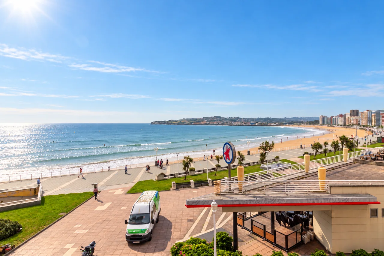 Vistas a la playa de San Lorenzo desde un piso vendido en Gijón