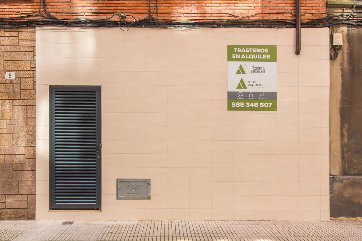 Fachada de un centro de almacenamiento Masespacios