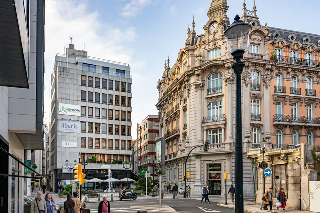SL19 junto a los edificios de la Plaza de Florencio Rodríguez
