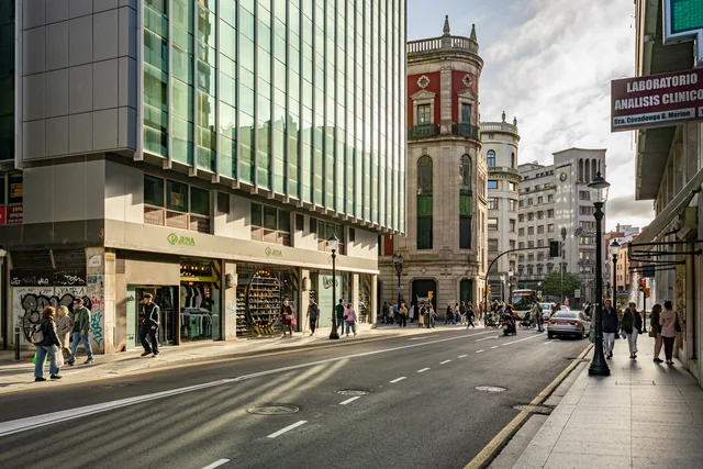 Comercios y edificios del entorno de SL19 en el centro de Gijón