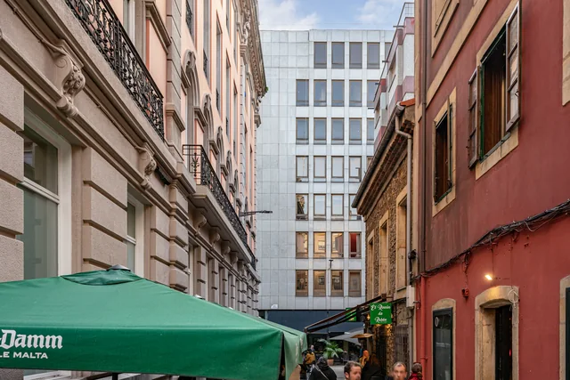 Fachada de SL19 al fondo de la calle Buen Suceso, Gijón