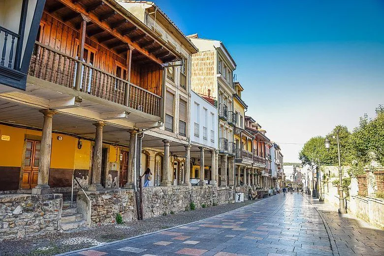 Soportales y balconadas tradicionales en el casco histórico de Avilés