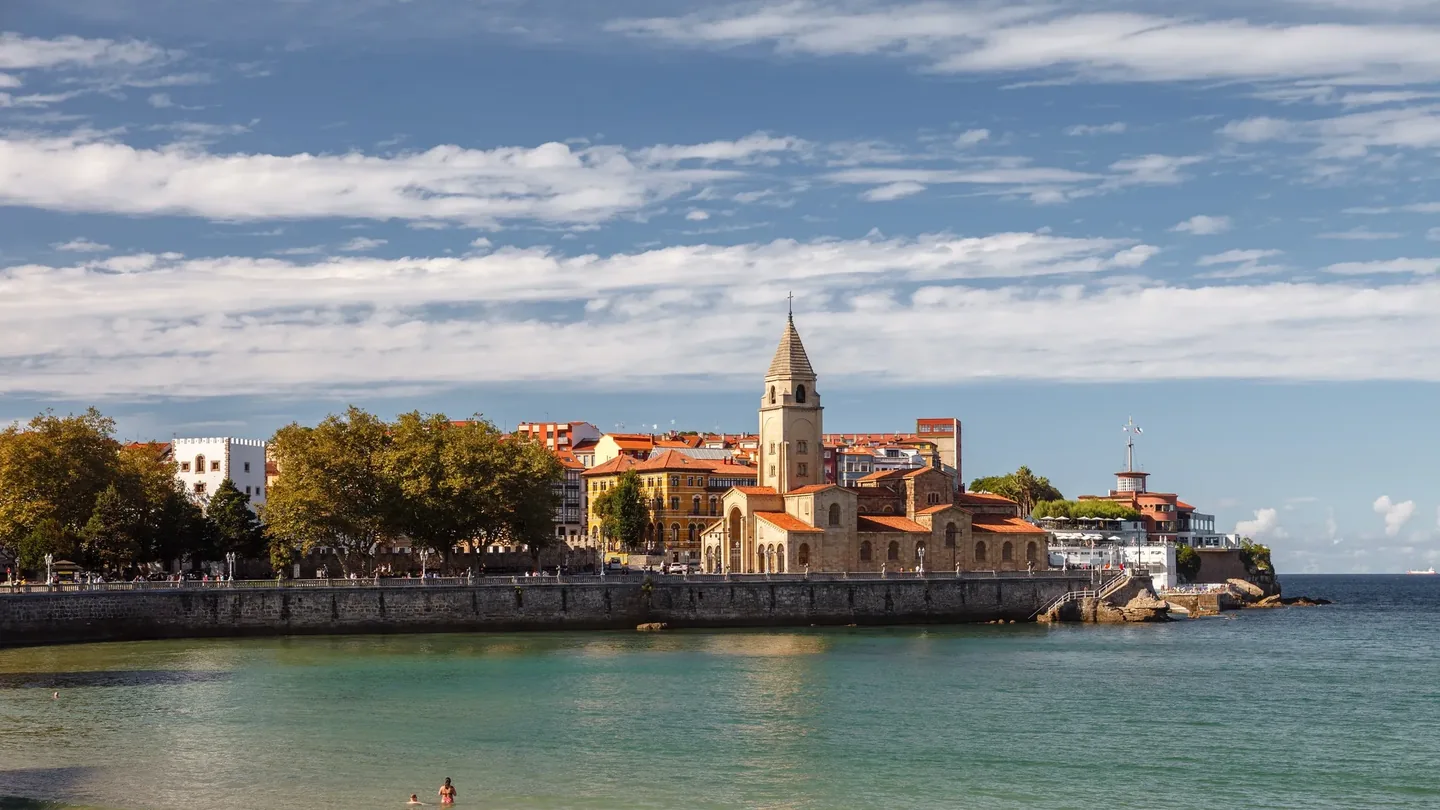 Iglesia de San Pedro y paseo de San Lorenzo junto al mar en Gijón