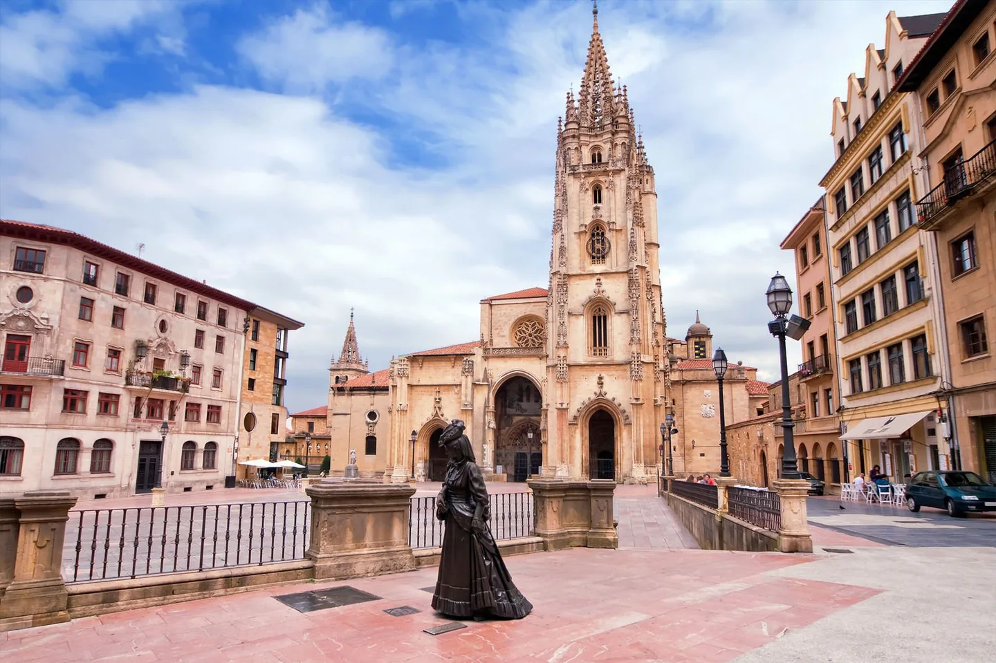 Catedral de Oviedo y escultura de La Regenta en la plaza