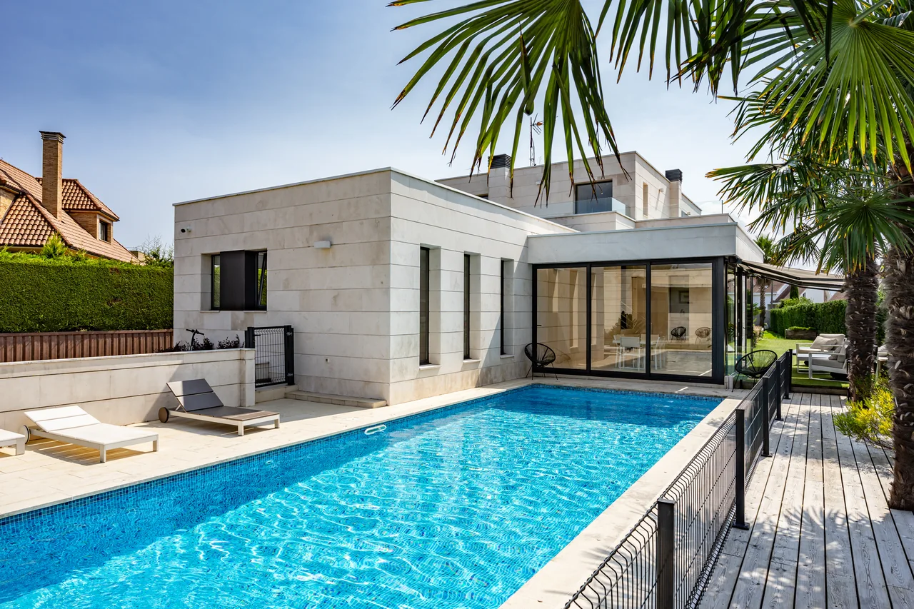 Chalet contemporáneo con piscina y terraza exterior