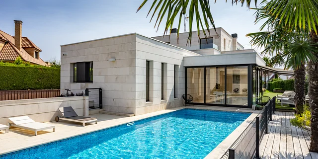 Chalet contemporáneo con piscina y terraza exterior