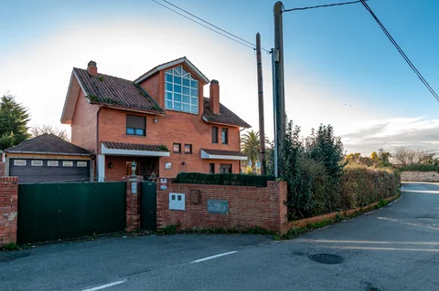 Chalet de ladrillo rojo vendido en el Rinconín, Gijón