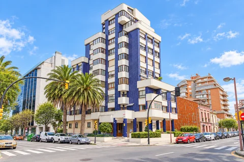 Edificio azul del piso vendido en El Bibio, Gijón
