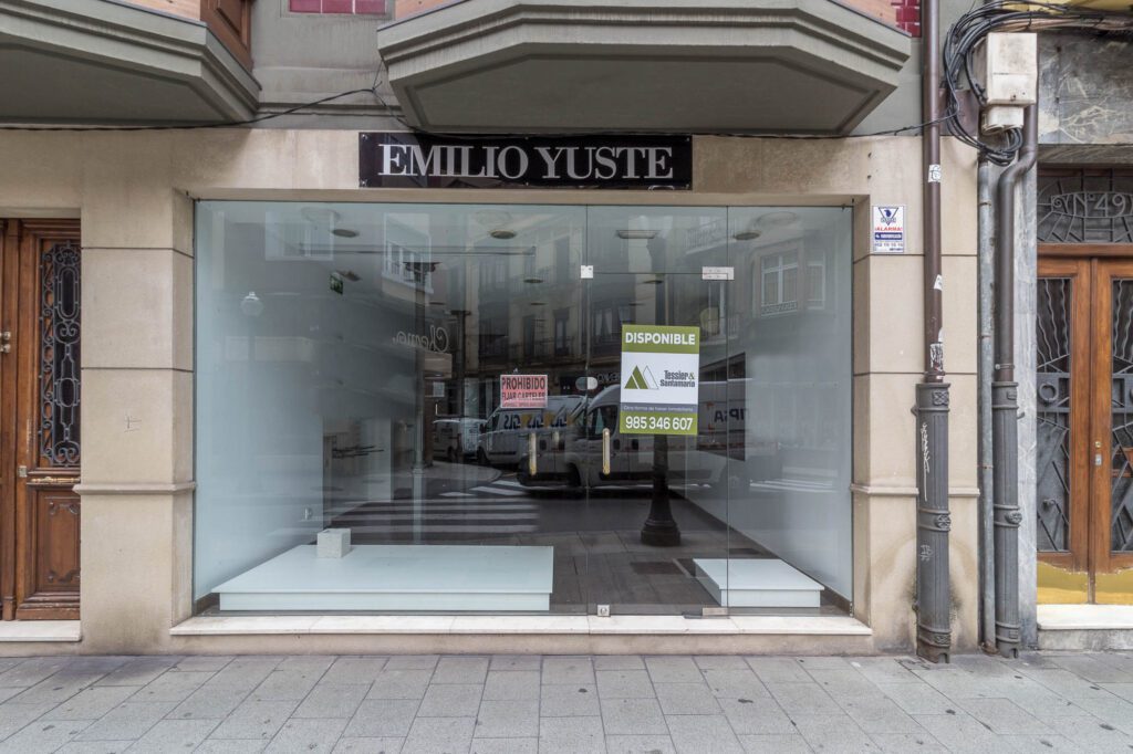 Local en calle Menéndez Valdés