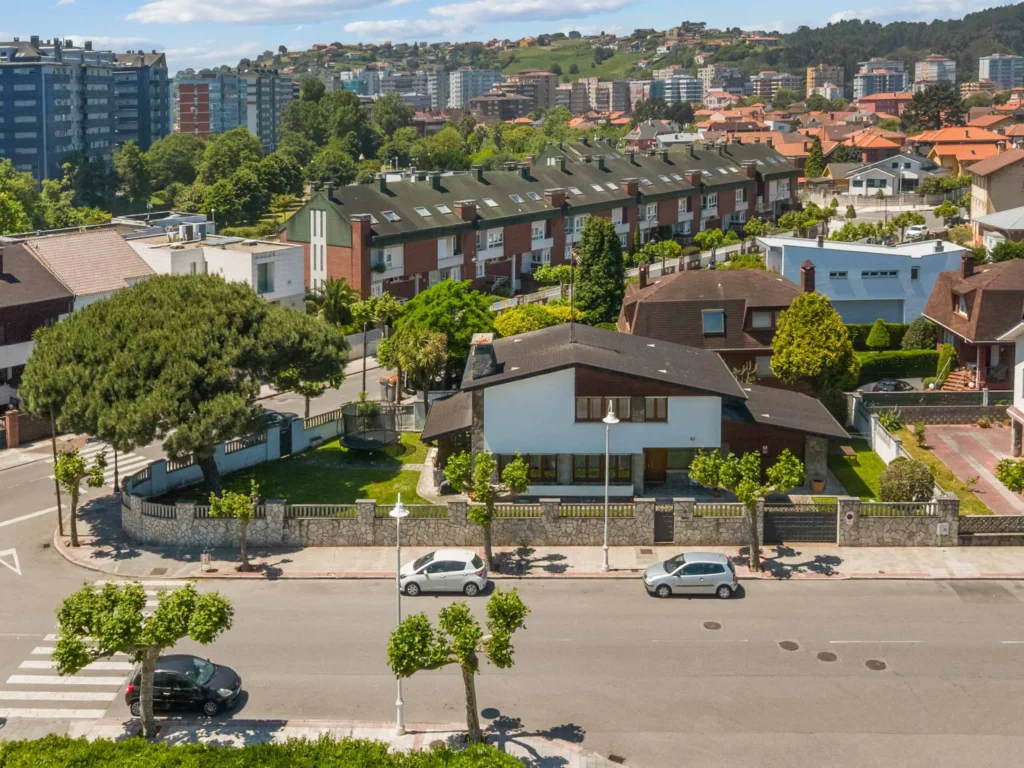 Chalet independiente con jardín en Salinas