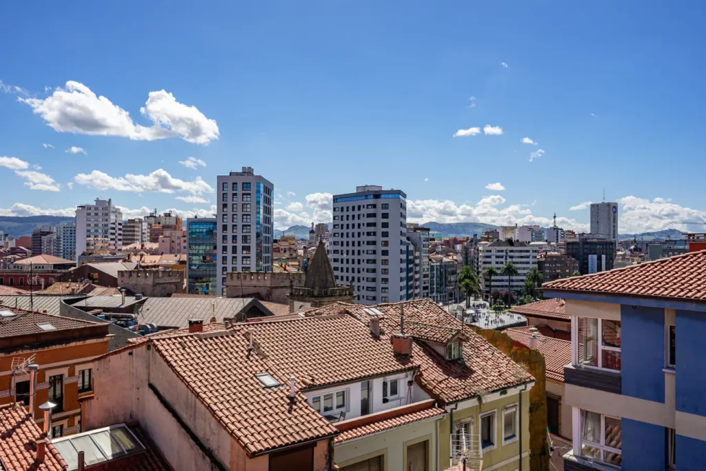 Barrio de Cimadevilla, Gijón, zona tensionada.