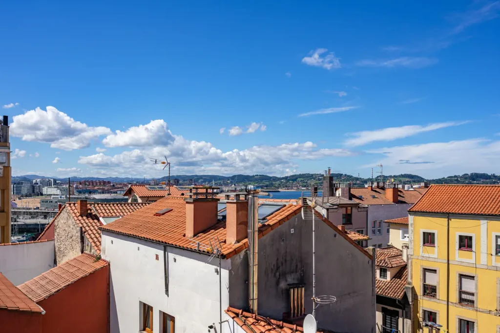 Barrio de Cimadevilla, Gijón, zona tensionada.