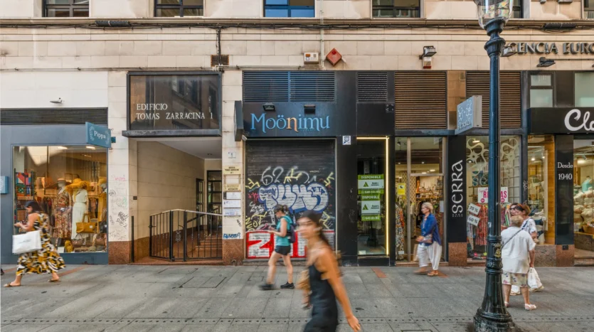 Fachada del local en alquiler en la calle Tomás Zarracina, 1, en el centro de Gijón.