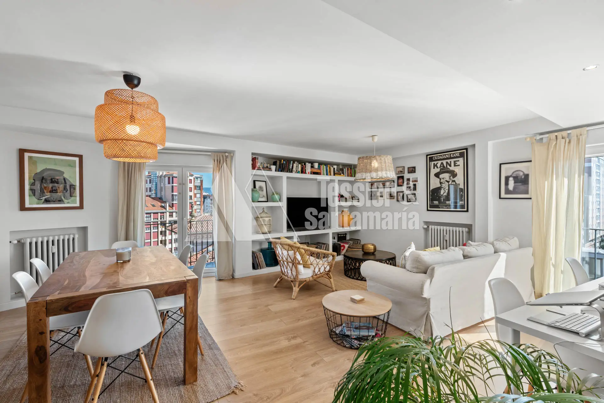 Salón comedor con luz natural en una vivienda de Gijón