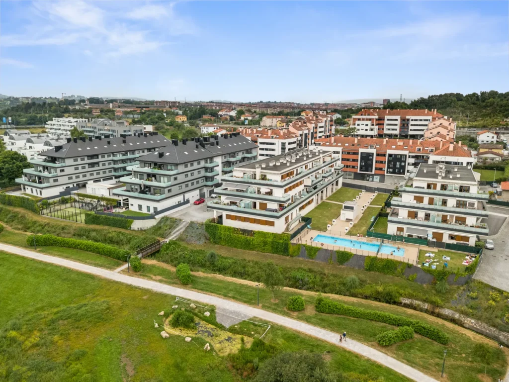 Vista general de la urbanización Molino de Viesques, Gijón, con sus edificios, jardines y piscina