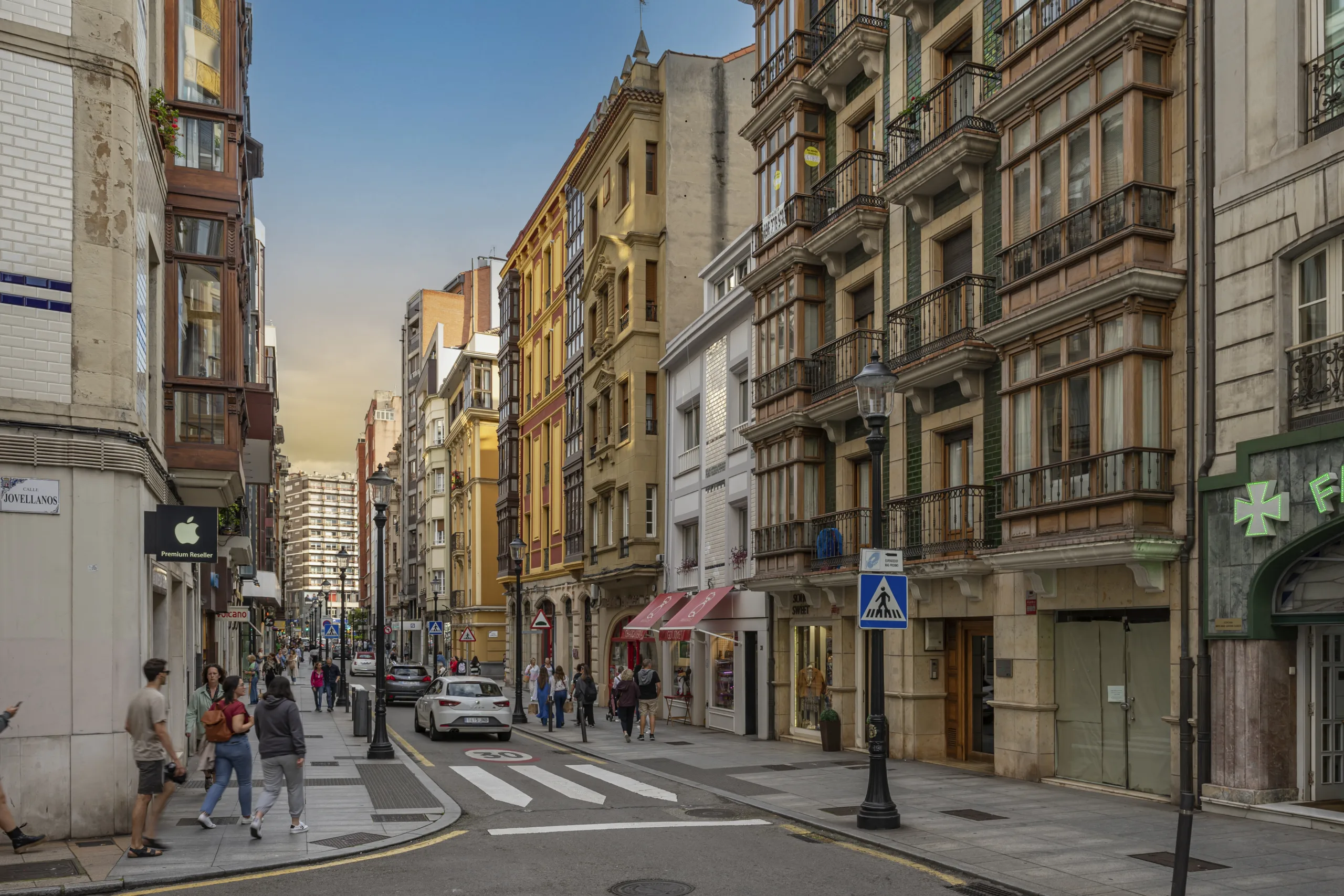 Fachadas, balcones y galerías en una calle del centro de Gijón
