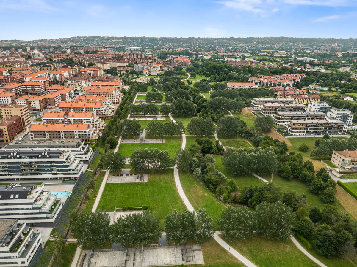 Vista aérea del parque fluvial del Piles y edificios de su entorno en Viesques.